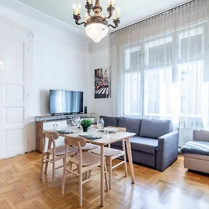 Huge In The Center Appartement